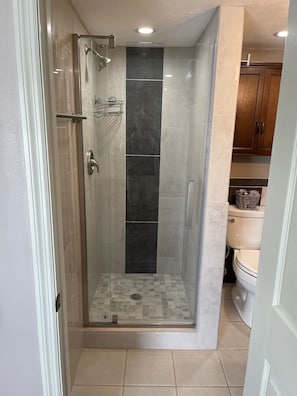 Douche, sĂšche-cheveux, serviettes fournies, savon