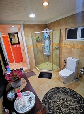 Bathtub - cheerful 4 bedroom luxury house entire 1st floor (Quatre Bornes)