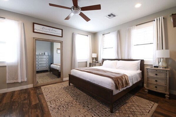 Desk, travel cot, WiFi, bed sheets