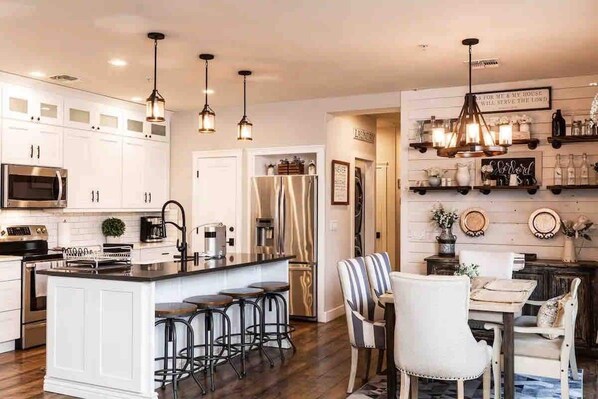 Kühlschrank, Wasserkocher mit Kaffee-/Teezubehör, Hochstuhl