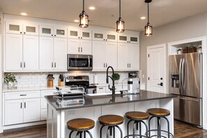 Kühlschrank, Wasserkocher mit Kaffee-/Teezubehör, Hochstuhl