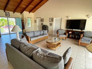 Smart-TV, Bücher, Stereoanlage