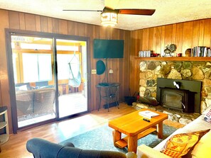 TV, fireplace, DVD player, books - Riverview Cabin (Baldwin)