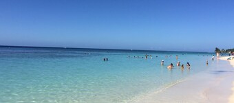 Boutique Condo, Anchor floor, 3 bdrm en-suite baths 120 step 2 beaches