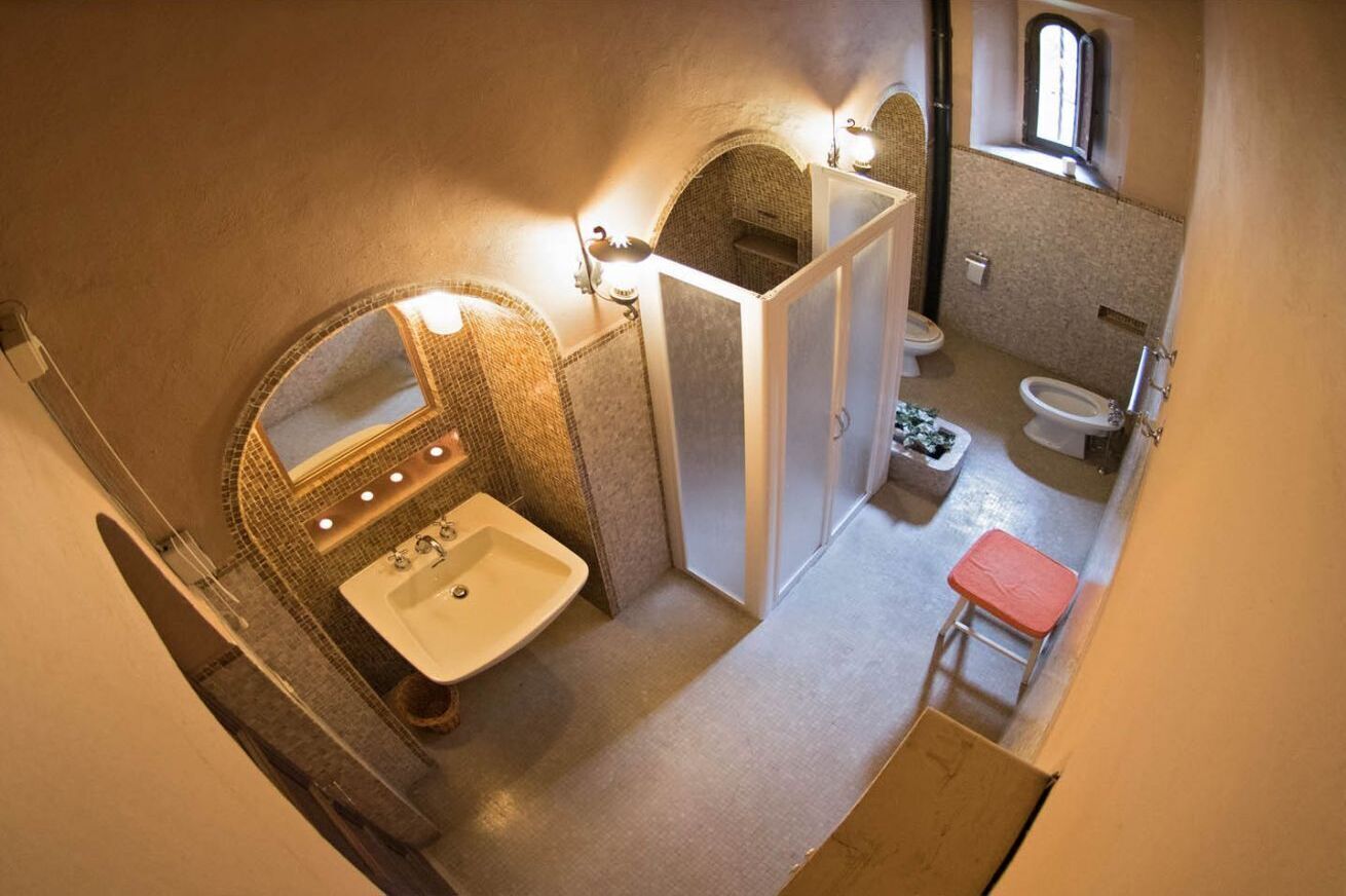 Douche, sèche-cheveux, bidet, serviettes fournies
