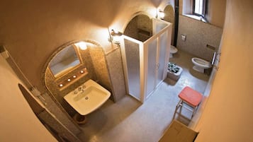 Douche, sèche-cheveux, bidet, serviettes fournies