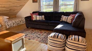 Smart TV, DVD player, livros, videoteca