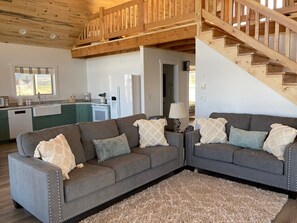 Smart TV, DVD player, books, video library - Cozy Cabin With a View of Bear Lake (Saint Charles)