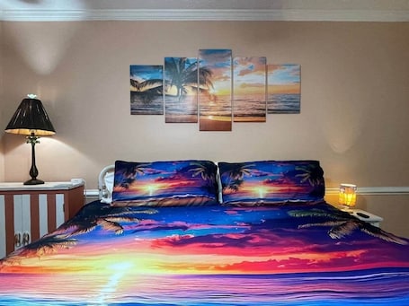 5 bedrooms, iron/ironing board, free WiFi, bed sheets. 5BD House~1.1mi to Beach~sleeps10Bike&Pet Friendly