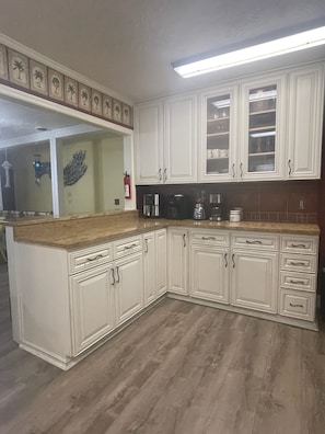 Kylskåp, mikrovågsugn, ugn och spishäll