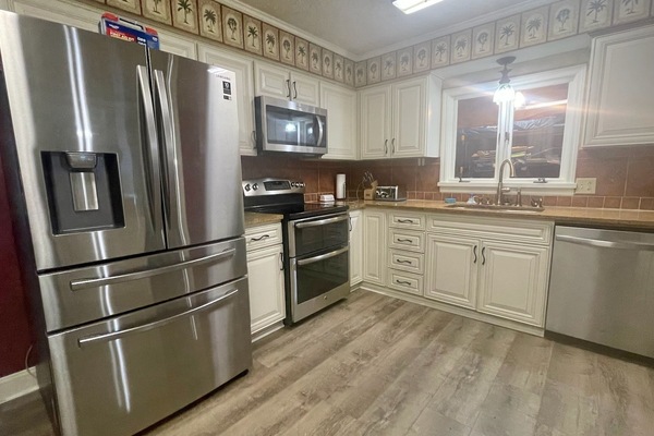 Een koelkast, een magnetron, een oven, een kookplaat