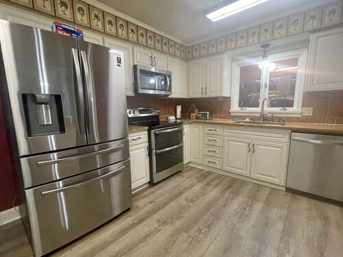 NEWLY RENOVATED~safe NBHD~quiet cul-de-sac~1mile to beach~Sleeps10~