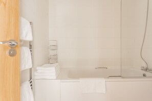 Ensemble douche/baignoire, sèche-cheveux, serviettes fournies, savon