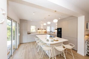 Een koelkast, een microgolfoven, een oven, een vaatwasser