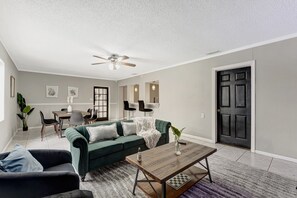 Smart TV, table tennis