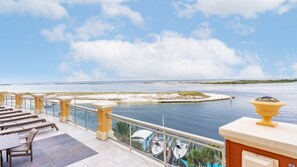 Una terraza con tumbonas y vistas al mar.