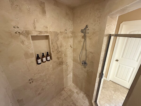 Badewanne, Handtücher, Seife, Shampoo