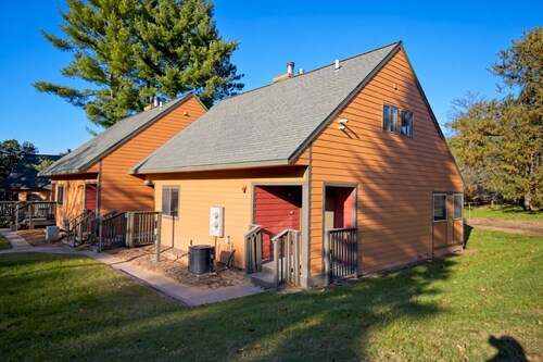 Wisconsin Dells | Outdoor Players' Trip | Pools + Golf | 2BR