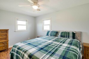 3 bedrooms, Internet, bed sheets - Harrisonburg Family Home w/ Deck, 4 Mi to Downtown (Harrisonburg)