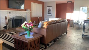 Smart TV, fireplace, table tennis, streaming services