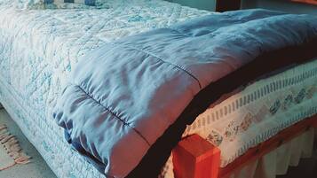 Iron/ironing board, bed sheets