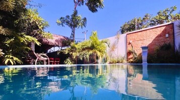 Una piscina al aire libre