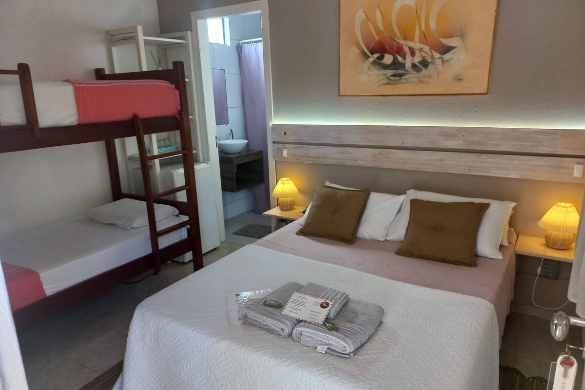 Kamar Quadruple Keluarga | Minibar, Wi-Fi gratis, dan seprai linen