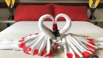 Quarto casal luxo | Frigobar, Wi-Fi de cortesia, roupa de cama