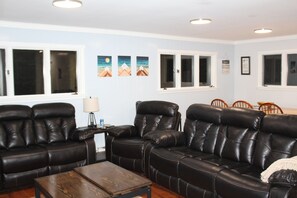 TV connectée, cheminée, livres