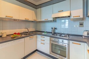 Kühlschrank, Mikrowelle, Ofen, Herdplatte