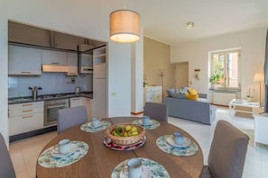 Una cocina moderna con comedor, un sofá y una lámpara.