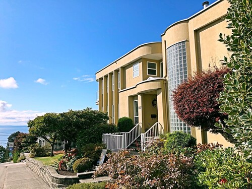 Star of the sea Guest house, Family suites with private entrance and parking!