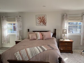 2 bedrooms, iron/ironing board, travel cot, free WiFi - Oceanfront home in the heart of Wilson’s Beach (Wilsons Beach)