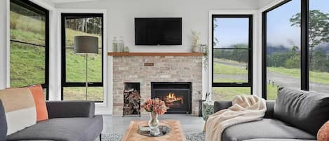 Smart TV, fireplace