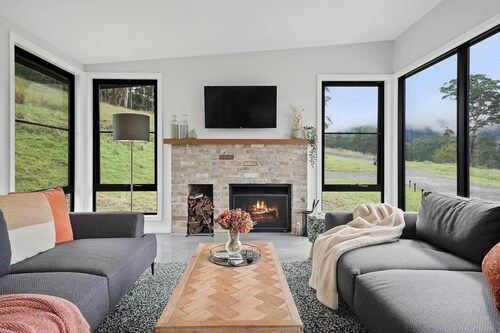 EcoLuxe Villa on 146 acres in Kangaroo Valley - breathtaking views,wild swimming
