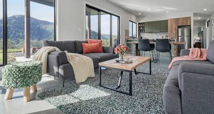 EcoLuxe Villa on 146 acres in Kangaroo Valley - breathtaking views,wild swimming