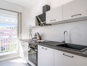 Kühlschrank, Mikrowelle, Wasserkocher mit Kaffee-/Teezubehör