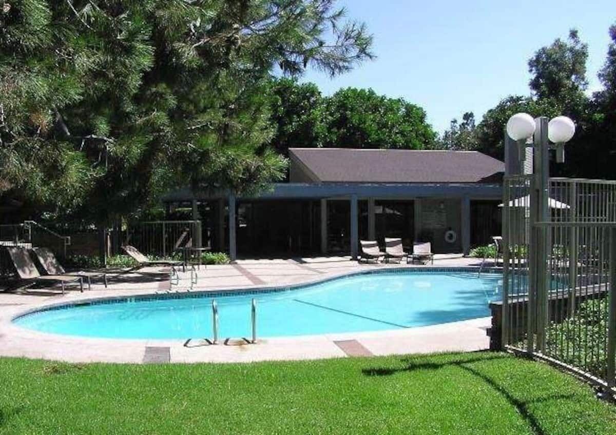 3 Bedroom Marina Del Rey Townhouse With Pool!