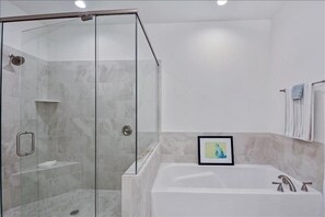 Shower, hair dryer, towels - The Moorings #22, Your perfect getaway starts here! (Jekyll Island)