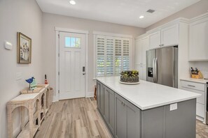 Fridge, microwave, oven, stovetop - The Moorings 43 Relax in Luxury - Pet Friendly (Jekyll Island)