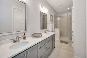 Shower, hair dryer, towels - The Moorings 43 Relax in Luxury - Pet Friendly (Jekyll Island)