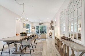 Dining - The Moorings 43 Relax in Luxury - Pet Friendly (Jekyll Island)