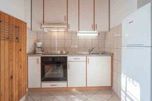 Fridge, microwave, stovetop