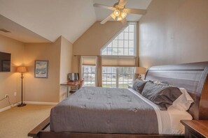 4 dormitorios, escritorio, tabla de planchar con plancha y cuna de viaje