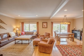 Una Smart TV, una chimenea