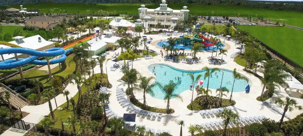 Un complexe hôtelier doté d’une grande piscine, de toboggans aquatiques et d’un bâtiment principal.