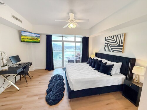 Freshly Remodeled @ The Towers at Parkview Bay! Hot Tub, Indoor & Outdoor Pools