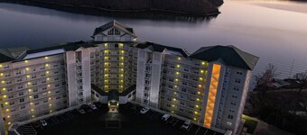 Freshly Remodeled @ The Towers at Parkview Bay! Hot Tub, Indoor & Outdoor Pools