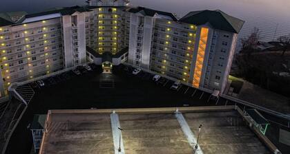 Freshly Remodeled @ The Towers at Parkview Bay! Hot Tub, Indoor & Outdoor Pools