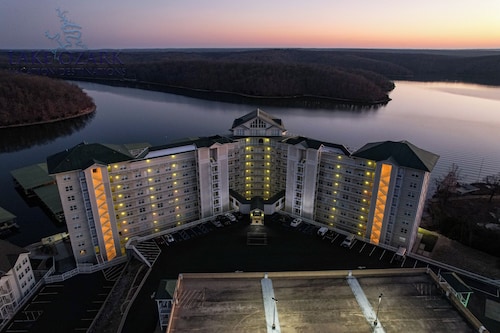 Freshly Remodeled @ The Towers at Parkview Bay! Hot Tub, Indoor & Outdoor Pools
